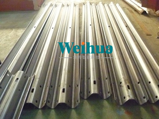 高速公路護(hù)欄板生產(chǎn)設(shè)備特點(diǎn)以及護(hù)欄板的分類